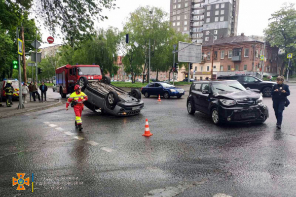 В центре Днепра произошло ДТП с &laquo;перевертышем&raquo;
