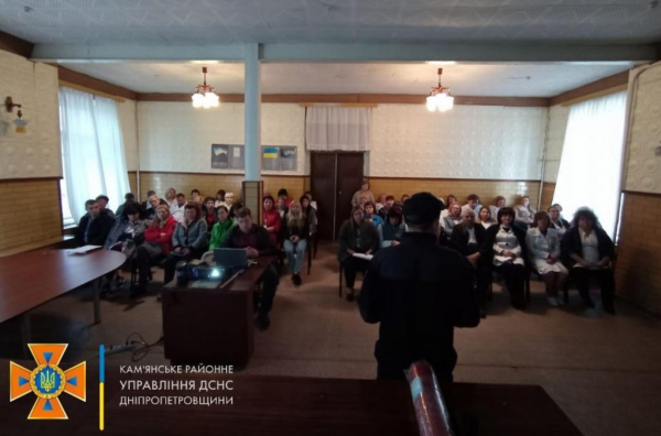 Коллективу психбольницы в Каменском рассказали, как пользоваться огнетушителями
