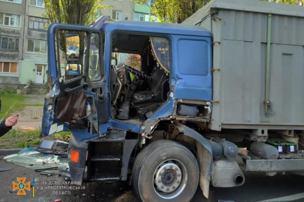 В Павлограде столкнулись грузовик и автокран
