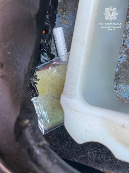 В Днепре патрульные обнаружили в автомобиле наркотики
