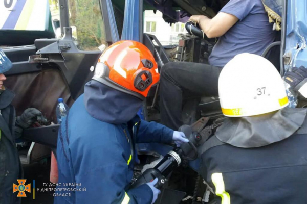 В Павлограде столкнулись грузовик и автокран
