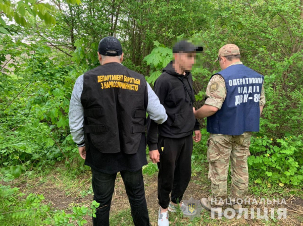 В Каменском у мужчины изъяли бутылку с опием
