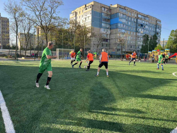 Ветераны футбола в Каменском провели очередной благотворительный матч в поддержку защитников
