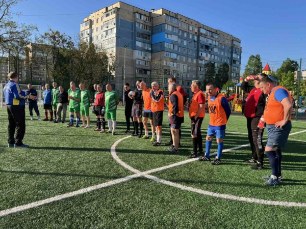 Ветераны футбола в Каменском провели очередной благотворительный матч в поддержку защитников
