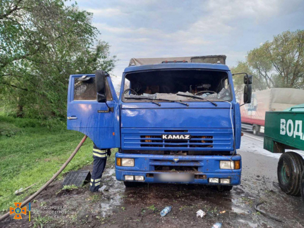 В Каменском районе на ходу загорелся грузовик

