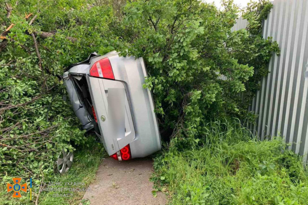 Утреннее ДТП в Днепре: автомобиль врезался в дерево и перевернулся
