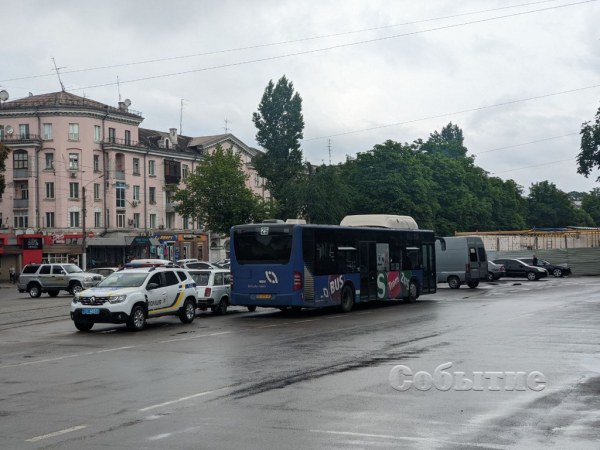 В центре Каменского попал в ДТП автобус с пассажирами
