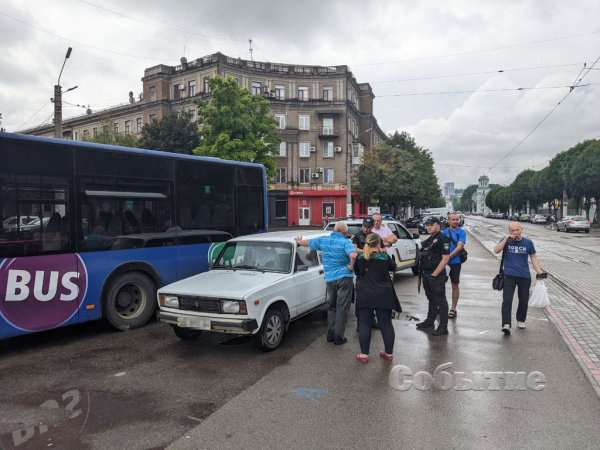 В центре Каменского попал в ДТП автобус с пассажирами
