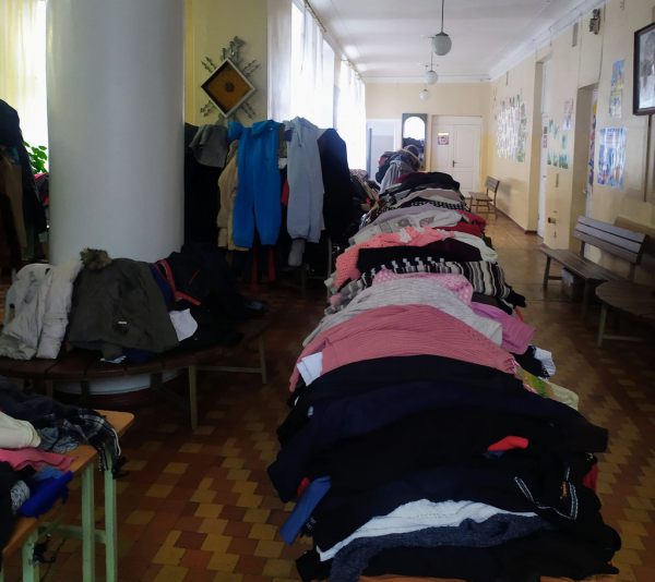Нуждающиеся в одежде могут получить ее в первом лицее

