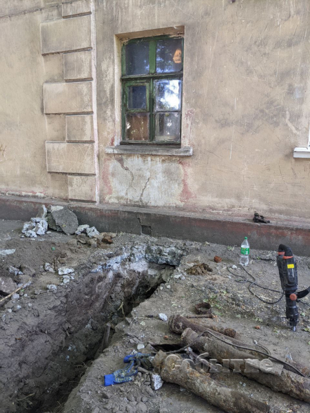 В Каменском, чтобы заменить канализационную трубу, коммунальщикам пришлось вызвать полицейских
