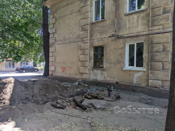 В Каменском, чтобы заменить канализационную трубу, коммунальщикам пришлось вызвать полицейских
