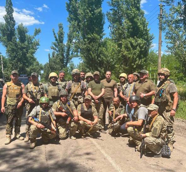 Мэр Каменского передал батальону ТРО внедорожник
