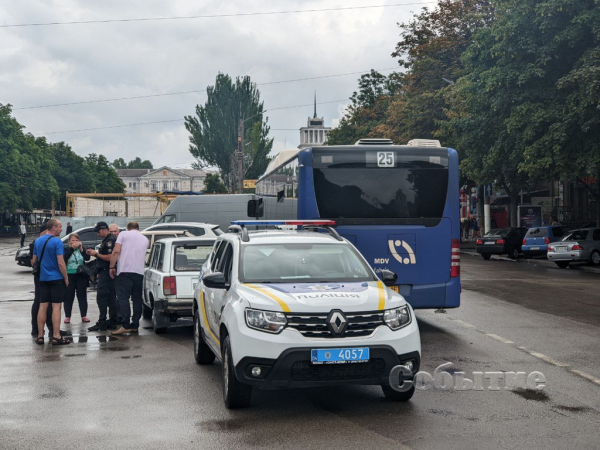 В центре Каменского попал в ДТП автобус с пассажирами
