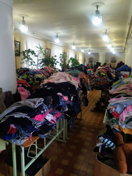 Нуждающиеся в одежде могут получить ее в первом лицее
