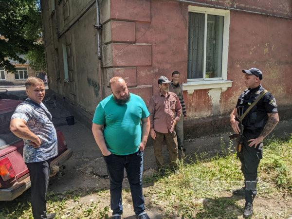 В Каменском, чтобы заменить канализационную трубу, коммунальщикам пришлось вызвать полицейских
