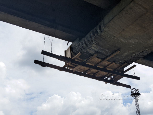 В Каменском приводят в порядок опоры моста через Днепр
