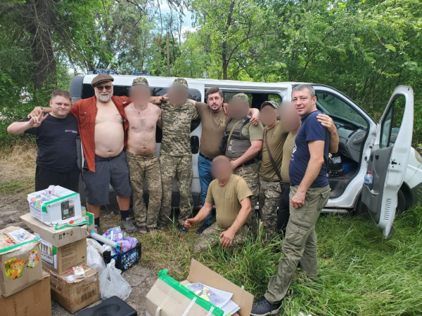 Каменские волонтеры доставили медикаменты и оснащение военным
