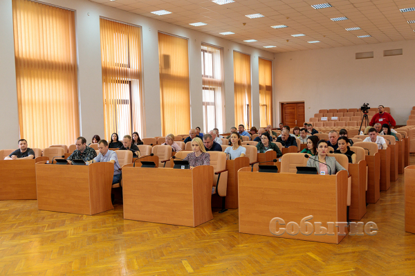 Внеочередная сессия горсовета в Каменском: какие решения приняты
