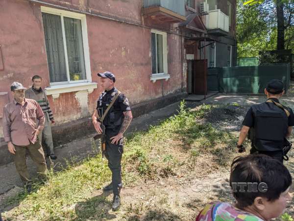 В Каменском, чтобы заменить канализационную трубу, коммунальщикам пришлось вызвать полицейских
