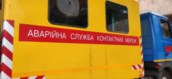 В Каменском трамвайщики провели ремонтные работы под ж/д мостом
