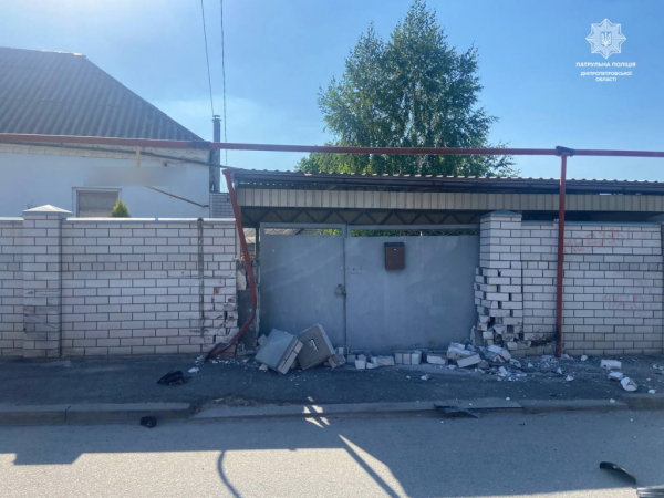 В Днепре пьяный водитель въехал в забор частного дома
