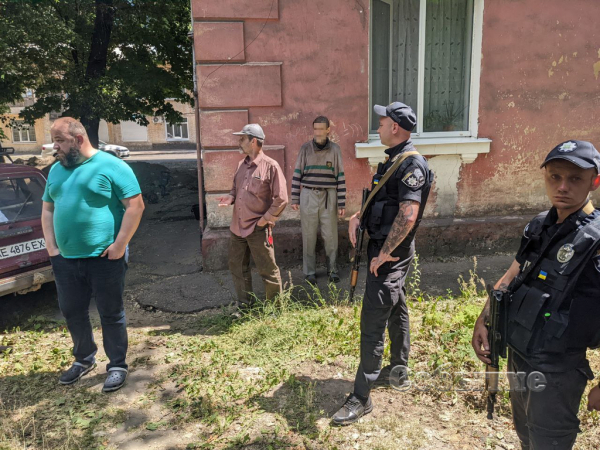 В Каменском, чтобы заменить канализационную трубу, коммунальщикам пришлось вызвать полицейских
