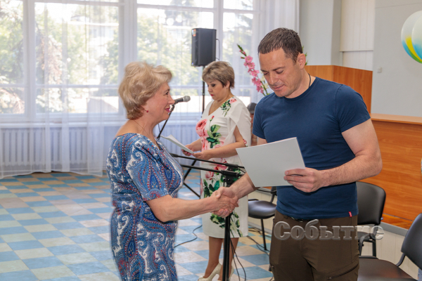 &laquo;Вы спасаете жизни&raquo;: медработников Каменского поздравили с профессиональным праздником 
