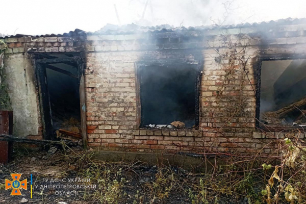 Из-за вражеского обстрела в Зеленодольской громаде Днепропетровщины загорелся жилой дом
