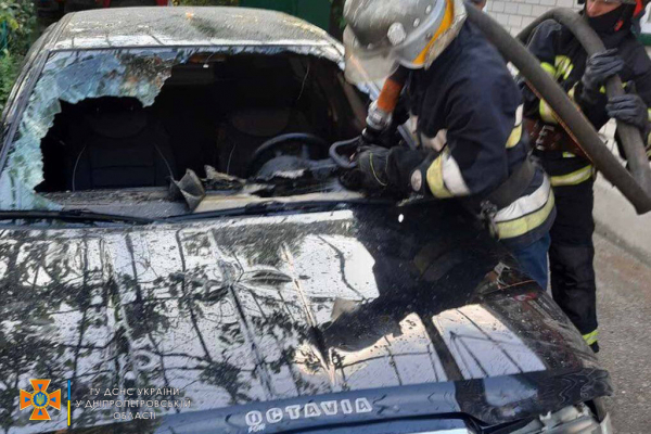 В Новомосковске потушили горящий автомобиль
