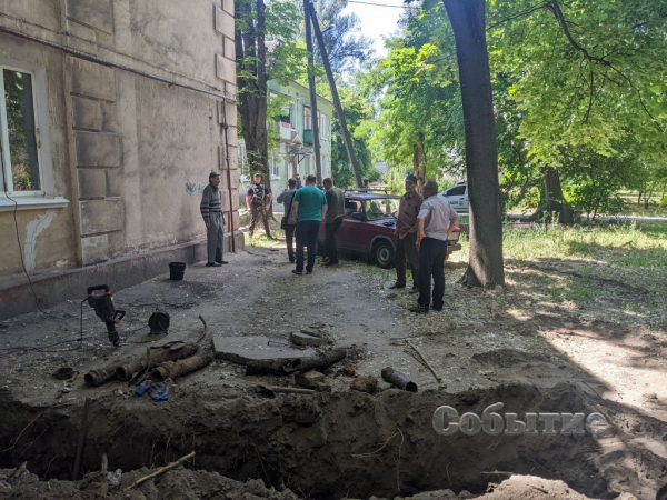 В Каменском, чтобы заменить канализационную трубу, коммунальщикам пришлось вызвать полицейских
