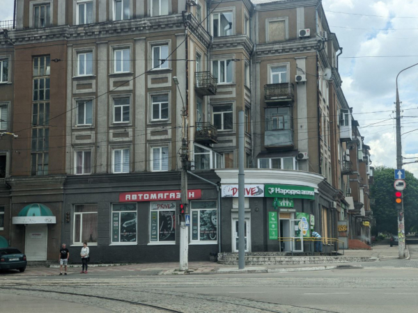 На перекрестке Спортивной и Шевченко в Каменском заменяют аварийную опору
