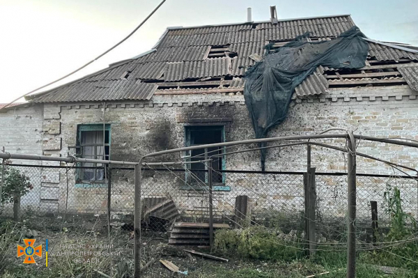 Руйнування є, жертв немає - про наслідки нічних обстрілів&nbsp;Нікопольського району розповіли у ДСНС 
