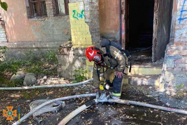 В Кривом Роге на пожаре в заброшенном здании мужчина получил ожоги ног и ушей
