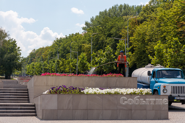 Несмотря на сложности военного времени, в Каменском чистота и порядок
