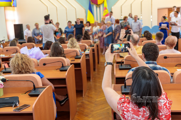В Каменском наградили выпускников-медалистов
