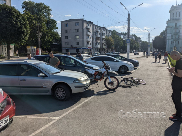 В центре Каменского мотоциклист врезался в легковушку
