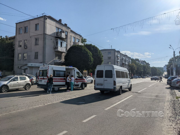 В центре Каменского мотоциклист врезался в легковушку
