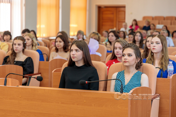 В Каменском наградили выпускников-медалистов

