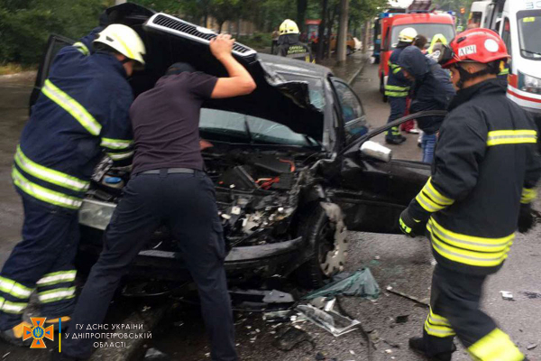 ДТП в Днепре: спасателям пришлось деблокировать водителя с помощью спецтехники
