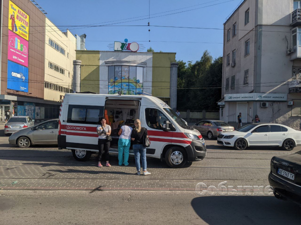 В центре Каменского мотоциклист врезался в легковушку
