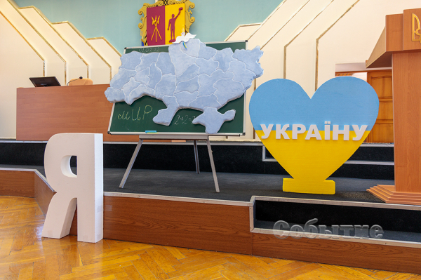 В Каменском наградили выпускников-медалистов
