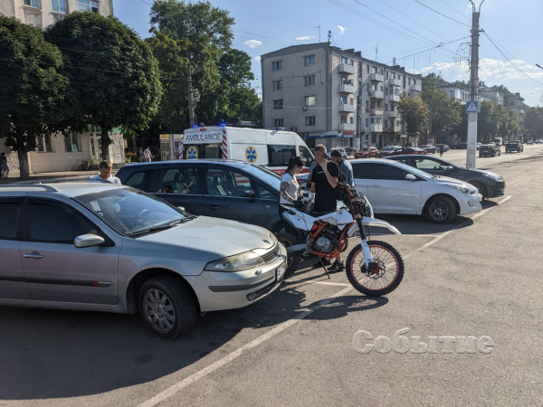 В центре Каменского мотоциклист врезался в легковушку
