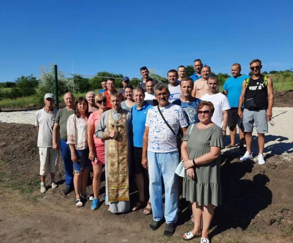 На БАМовском ставке в Каменском обустроили площадку для игры в волейбол
