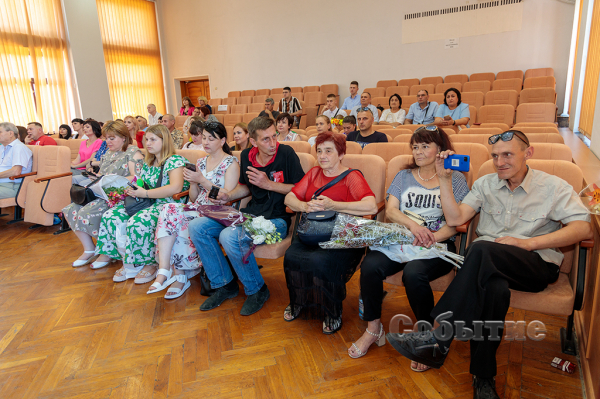 В Каменском наградили выпускников-медалистов
