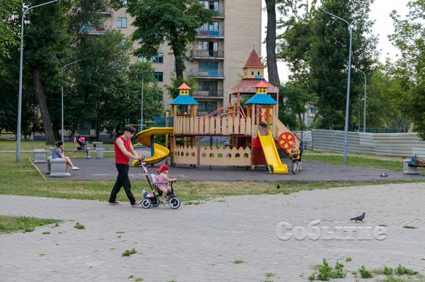 Несмотря на сложности военного времени, в Каменском чистота и порядок
