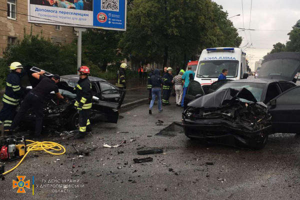 ДТП в Днепре: спасателям пришлось деблокировать водителя с помощью спецтехники
