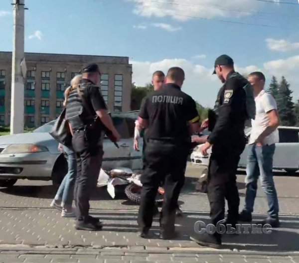 В центре Каменского мотоциклист врезался в легковушку
