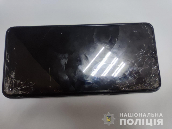 У сквері Кам'янського троє неповнолітніх побили чоловіка, відібравши його гаманець і телефон
