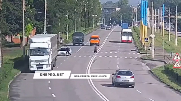 Не розрахував чи кинувся під авто? Відео ДТП з неповнолітнім на проспекті Ювілейному в Кам'янському
