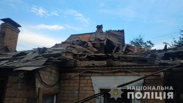 Руйнування будинків та дві поранені жінки: поліцейські фіксують чергові злочини рф на Дніпропетровщині
